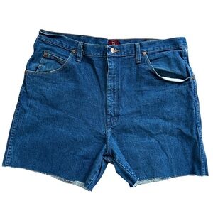 Wrangler Classic Blue Relaxed Cut Off Frayed Hem Jean Shorts Size 38